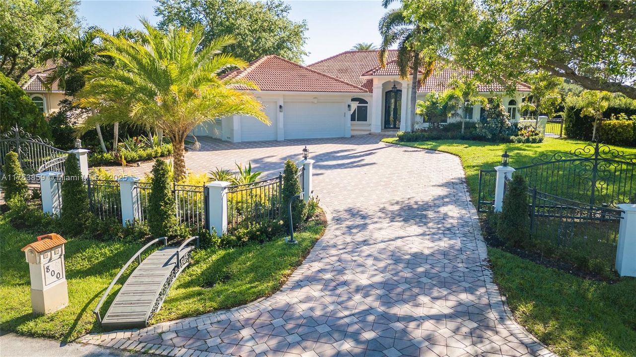 Недавно продано: $2,445,000 (5 спален, 3 ванн, 4092 Квадратных фут)