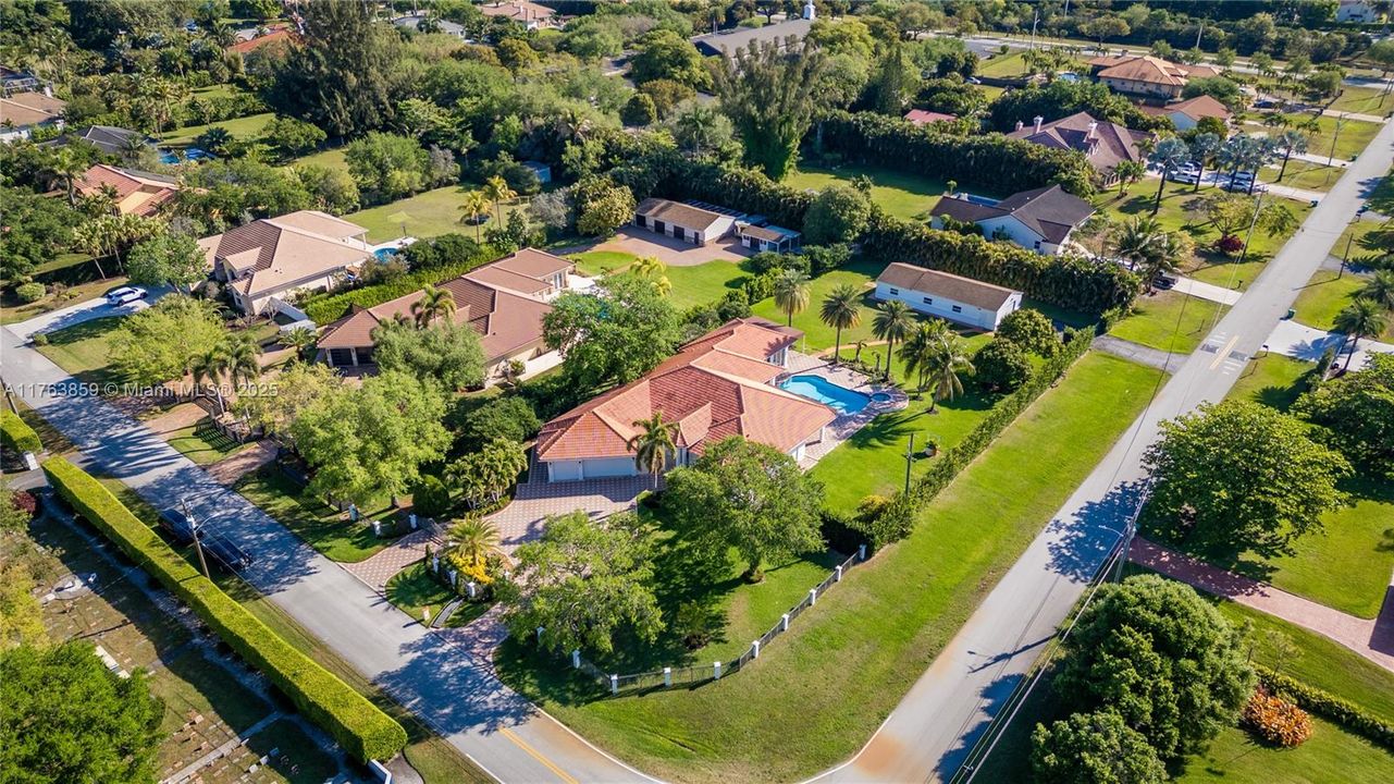 Недавно продано: $2,445,000 (5 спален, 3 ванн, 4092 Квадратных фут)