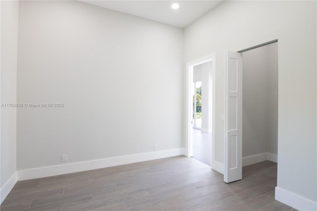 Недавно продано: $2,445,000 (5 спален, 3 ванн, 4092 Квадратных фут)