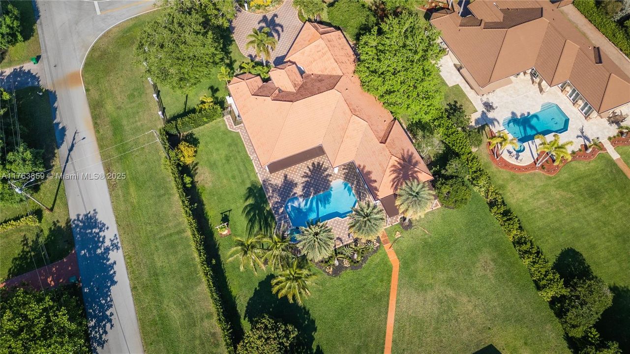 Недавно продано: $2,445,000 (5 спален, 3 ванн, 4092 Квадратных фут)