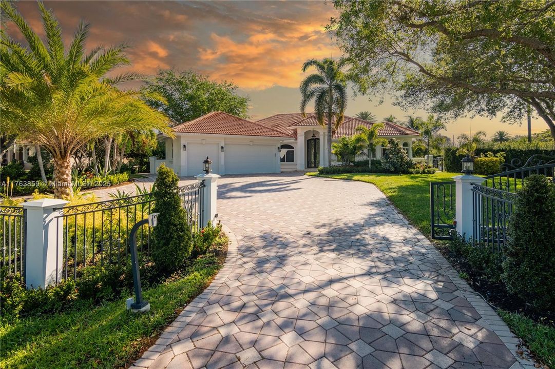 Недавно продано: $2,445,000 (5 спален, 3 ванн, 4092 Квадратных фут)