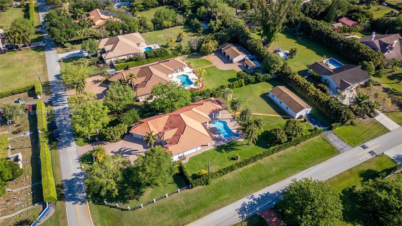 Недавно продано: $2,445,000 (5 спален, 3 ванн, 4092 Квадратных фут)