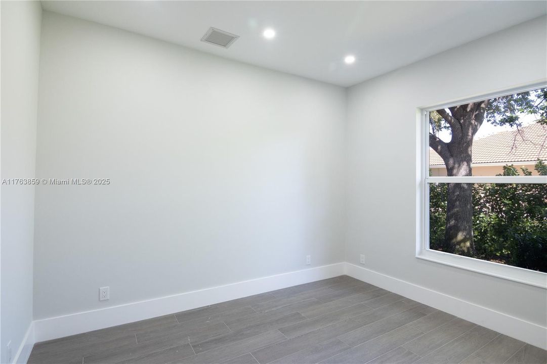 Недавно продано: $2,445,000 (5 спален, 3 ванн, 4092 Квадратных фут)