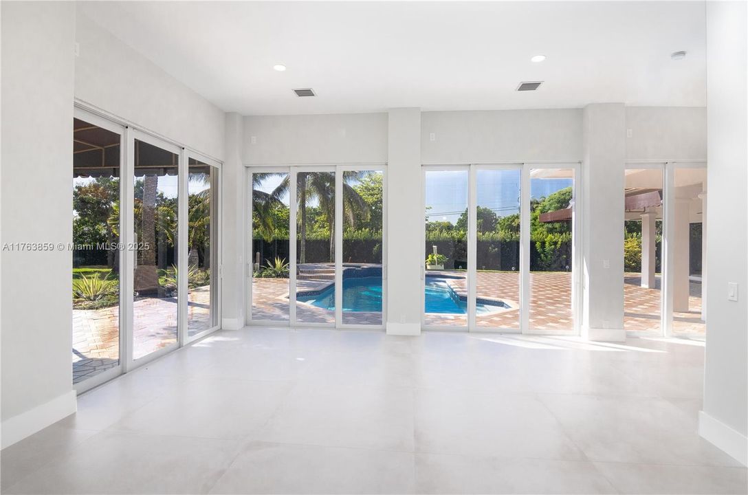 Недавно продано: $2,445,000 (5 спален, 3 ванн, 4092 Квадратных фут)