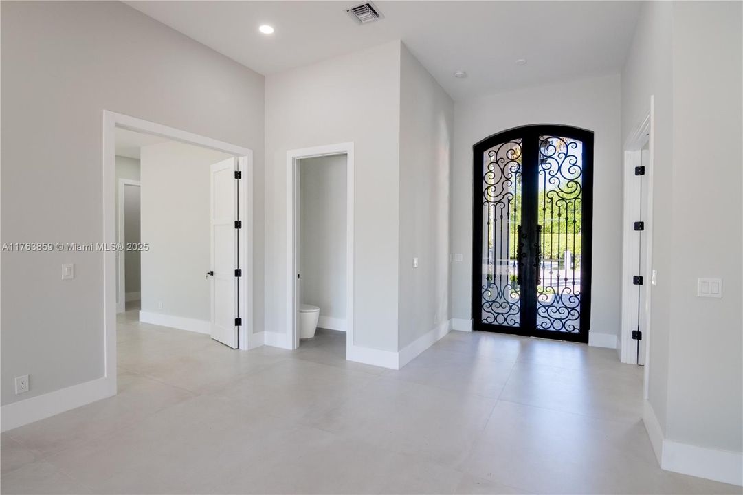 Недавно продано: $2,445,000 (5 спален, 3 ванн, 4092 Квадратных фут)