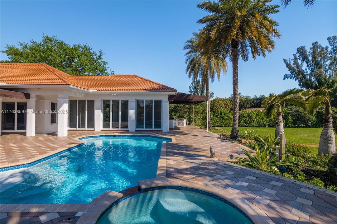 Недавно продано: $2,445,000 (5 спален, 3 ванн, 4092 Квадратных фут)