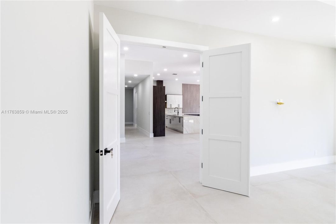 Недавно продано: $2,445,000 (5 спален, 3 ванн, 4092 Квадратных фут)