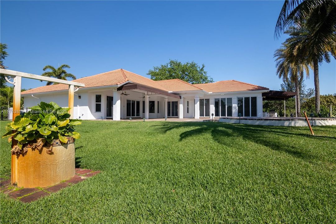 Недавно продано: $2,445,000 (5 спален, 3 ванн, 4092 Квадратных фут)