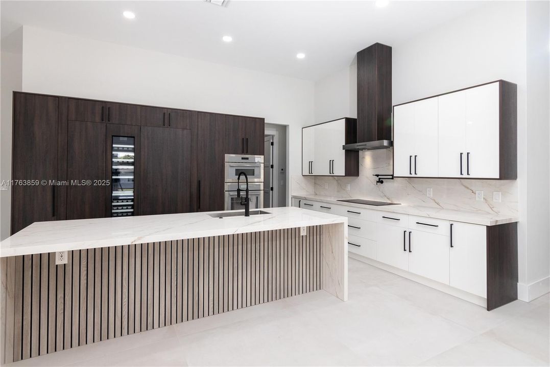 Недавно продано: $2,445,000 (5 спален, 3 ванн, 4092 Квадратных фут)