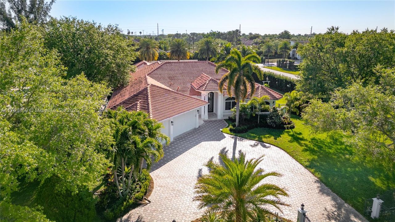 Недавно продано: $2,445,000 (5 спален, 3 ванн, 4092 Квадратных фут)