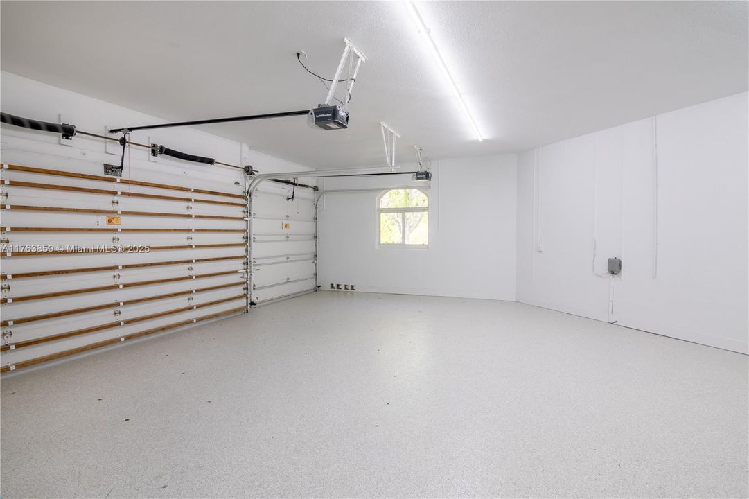 Недавно продано: $2,445,000 (5 спален, 3 ванн, 4092 Квадратных фут)