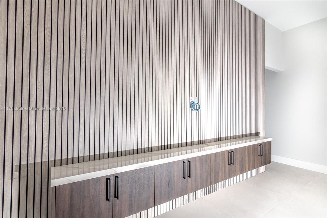 Недавно продано: $2,445,000 (5 спален, 3 ванн, 4092 Квадратных фут)