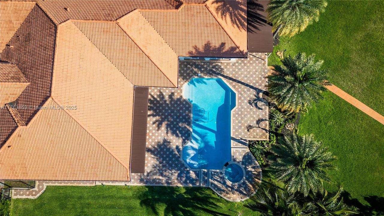 Недавно продано: $2,445,000 (5 спален, 3 ванн, 4092 Квадратных фут)