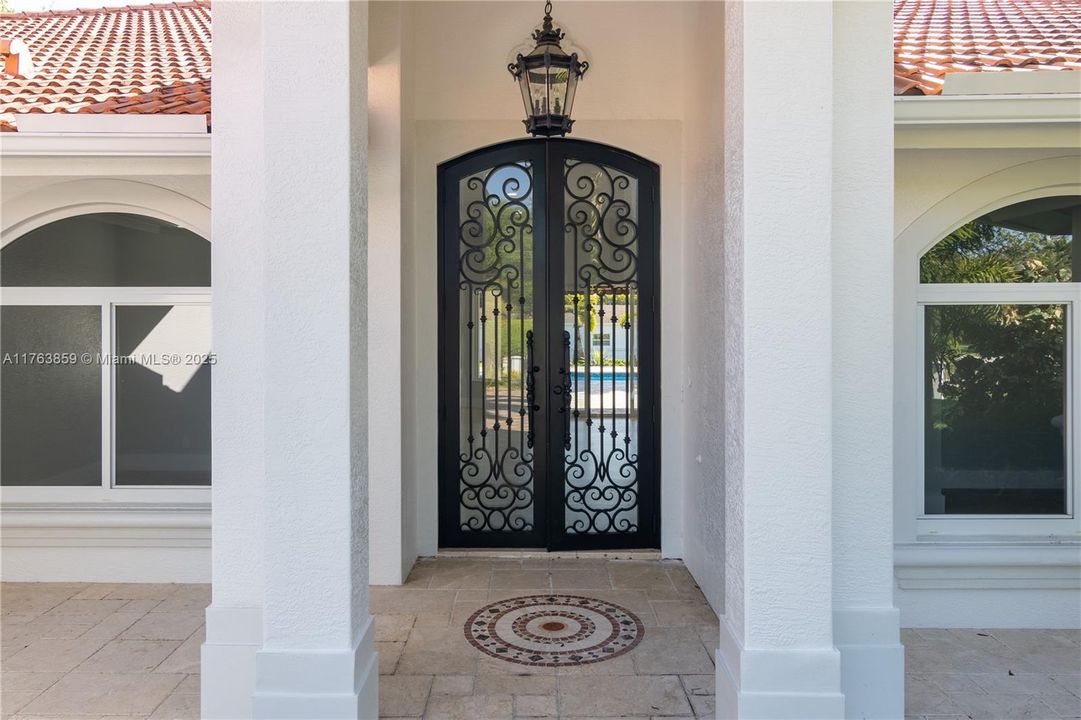 Недавно продано: $2,445,000 (5 спален, 3 ванн, 4092 Квадратных фут)