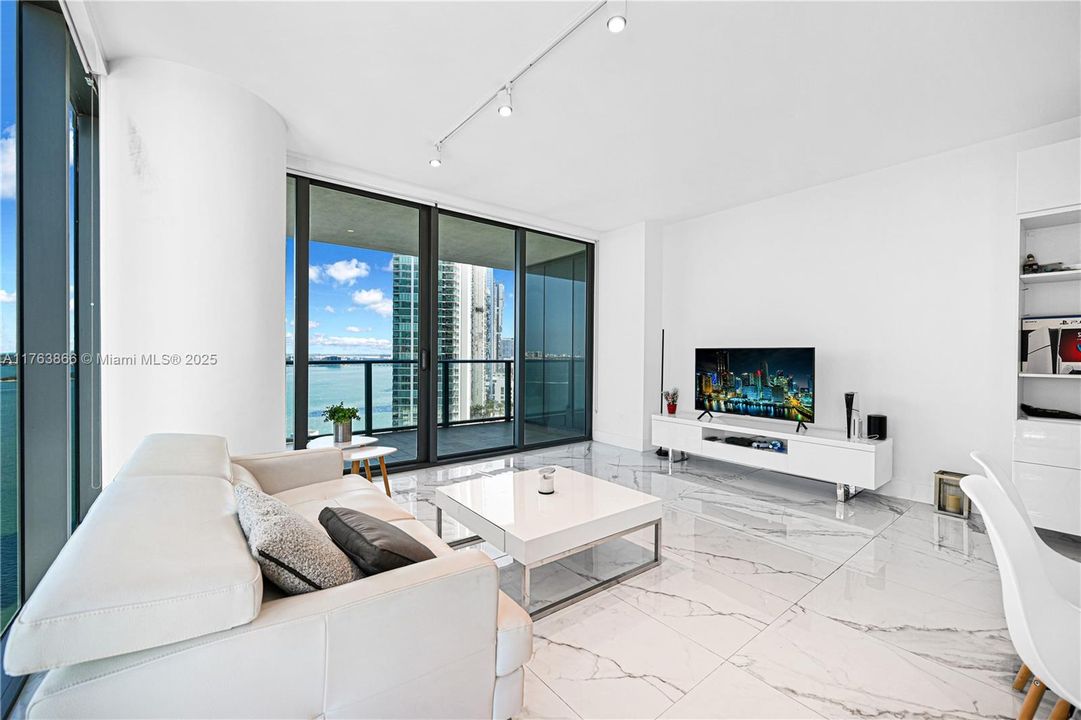 Недавно арендовано: $4,900 (1 спален, 2 ванн, 898 Квадратных фут)