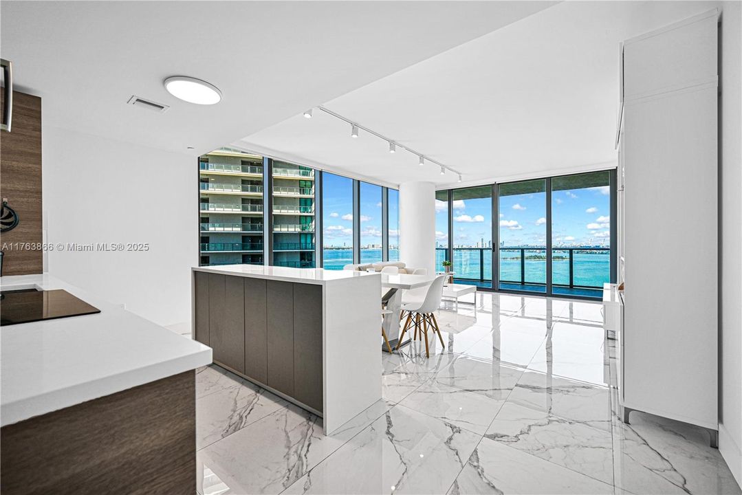 Недавно арендовано: $4,900 (1 спален, 2 ванн, 898 Квадратных фут)