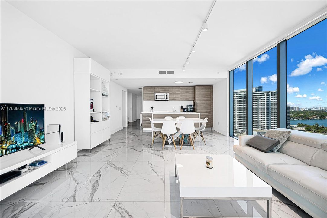 Недавно арендовано: $4,900 (1 спален, 2 ванн, 898 Квадратных фут)