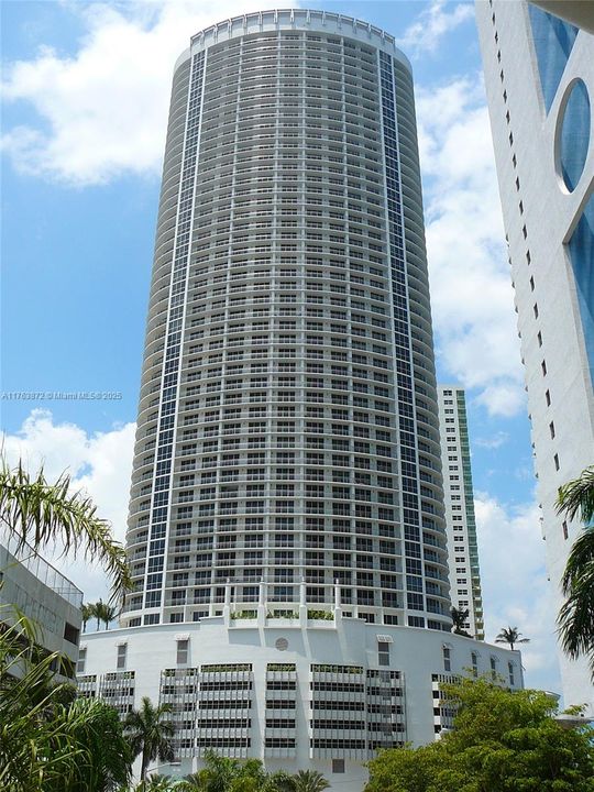 For Sale: $499,000 (2 beds, 2 baths, 1048 Square Feet)