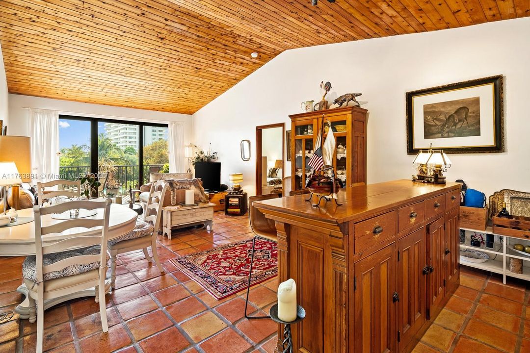 Recently Sold: $799,000 (2 beds, 2 baths, 1450 Square Feet)