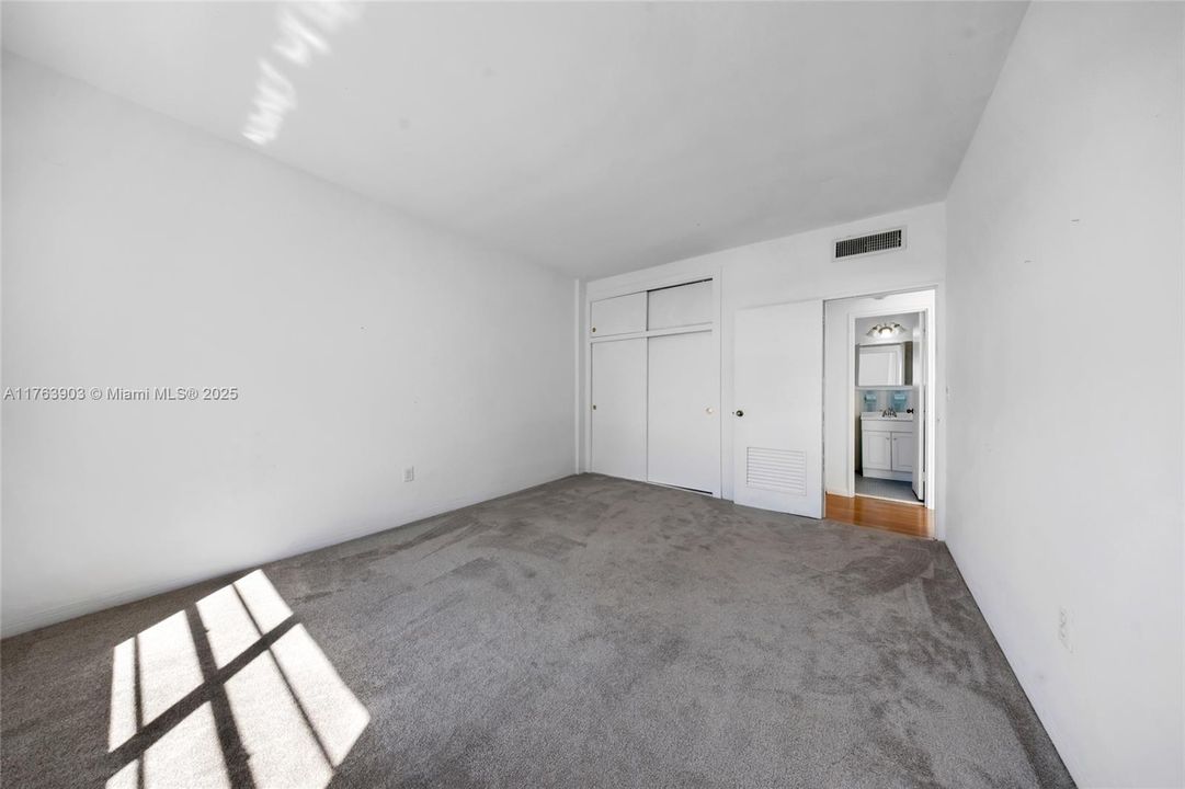 待售: $339,900 (2 贝兹, 2 浴室, 1040 平方英尺)