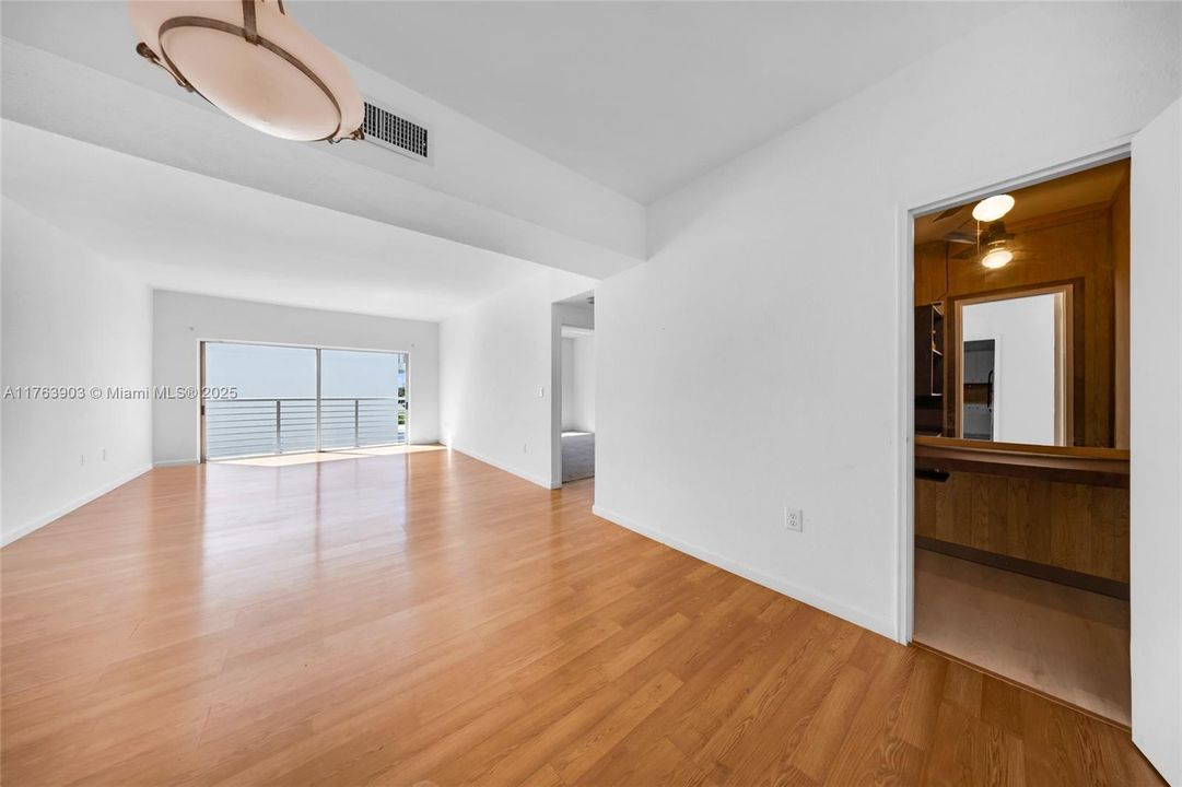 待售: $339,900 (2 贝兹, 2 浴室, 1040 平方英尺)