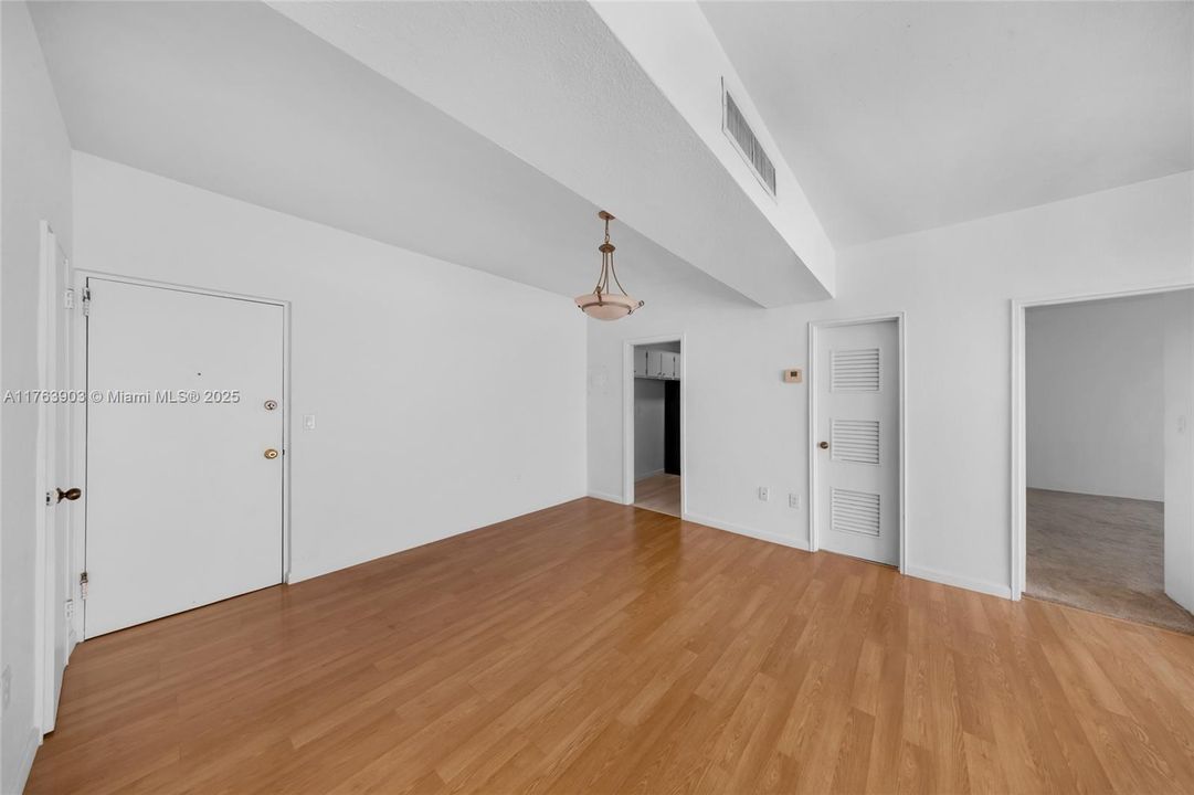 待售: $339,900 (2 贝兹, 2 浴室, 1040 平方英尺)