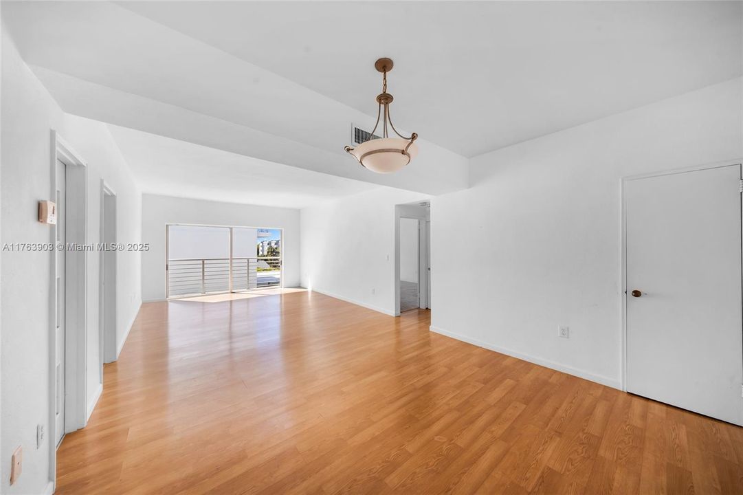 待售: $339,900 (2 贝兹, 2 浴室, 1040 平方英尺)