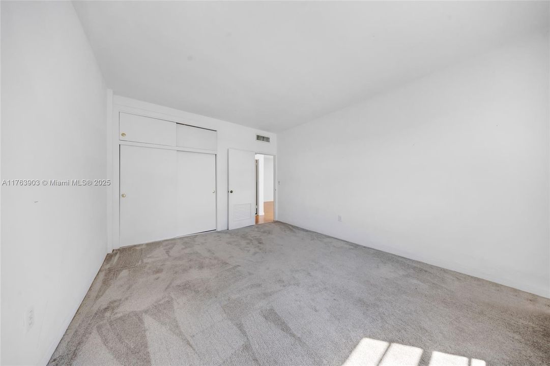 待售: $339,900 (2 贝兹, 2 浴室, 1040 平方英尺)