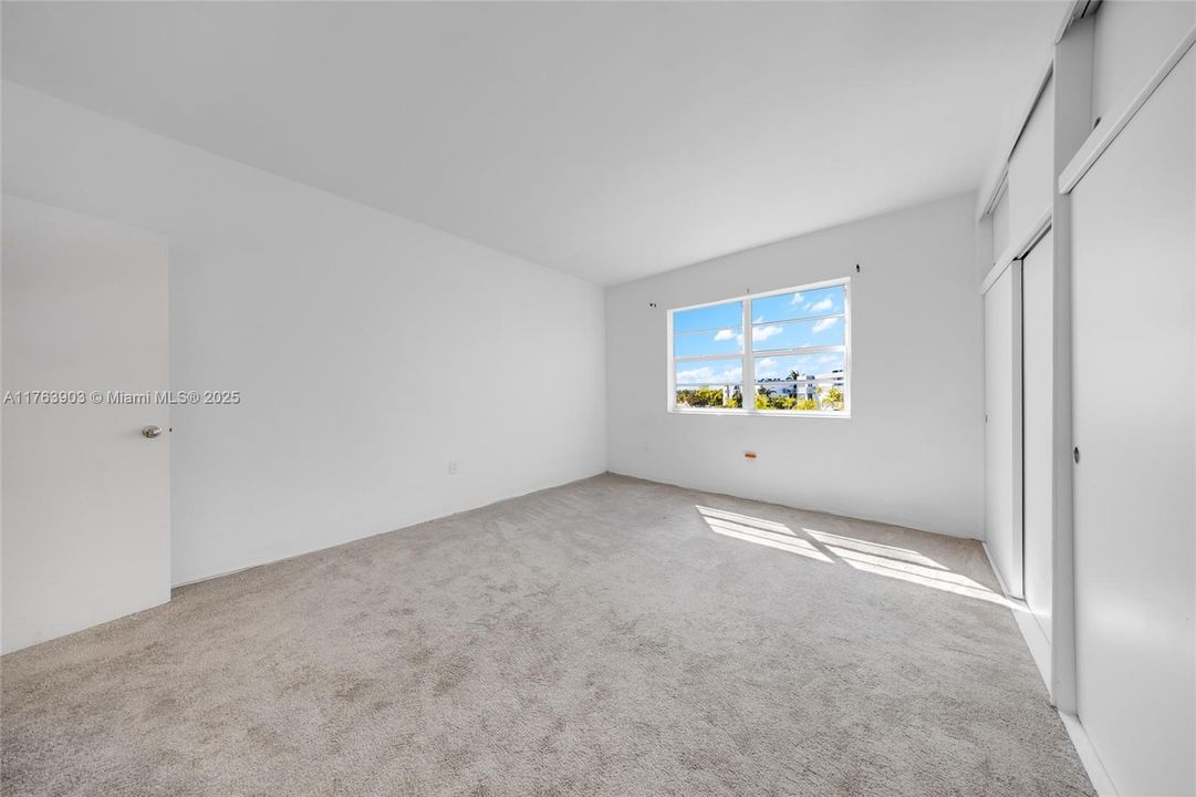 待售: $339,900 (2 贝兹, 2 浴室, 1040 平方英尺)