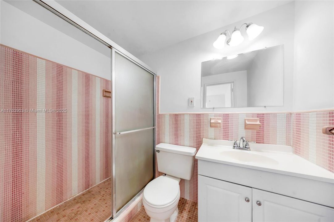 待售: $339,900 (2 贝兹, 2 浴室, 1040 平方英尺)