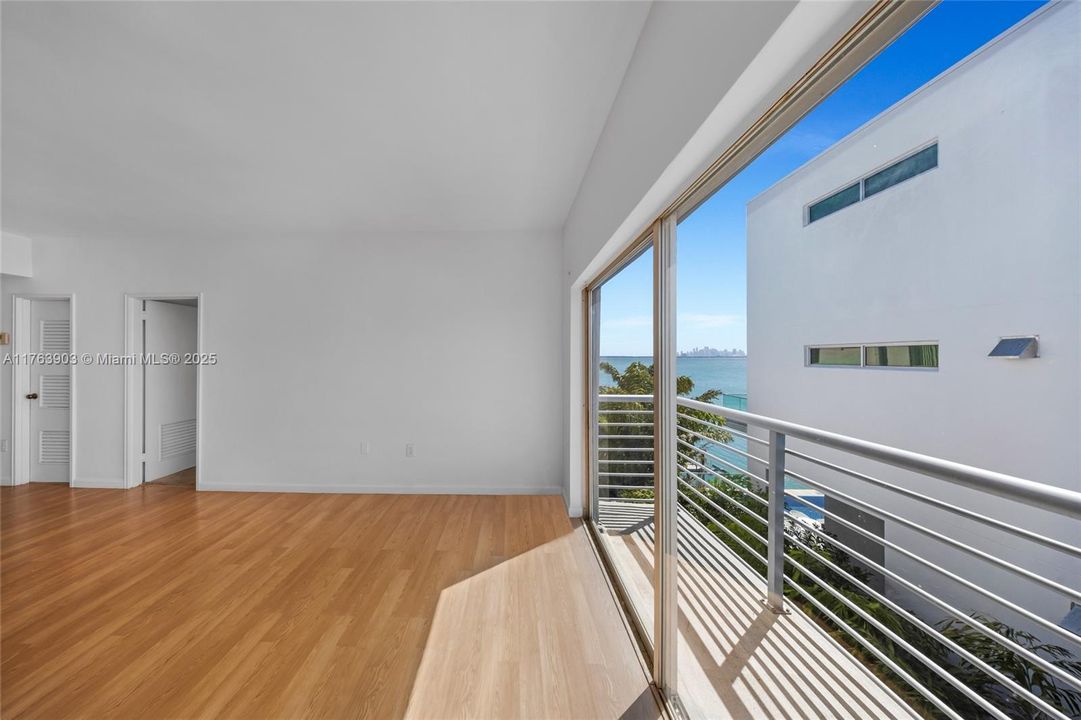 待售: $339,900 (2 贝兹, 2 浴室, 1040 平方英尺)