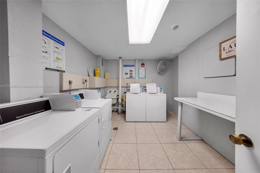 待售: $339,900 (2 贝兹, 2 浴室, 1040 平方英尺)