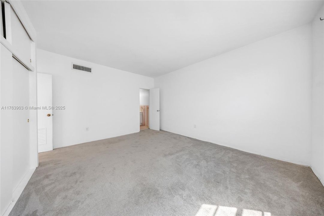 待售: $339,900 (2 贝兹, 2 浴室, 1040 平方英尺)