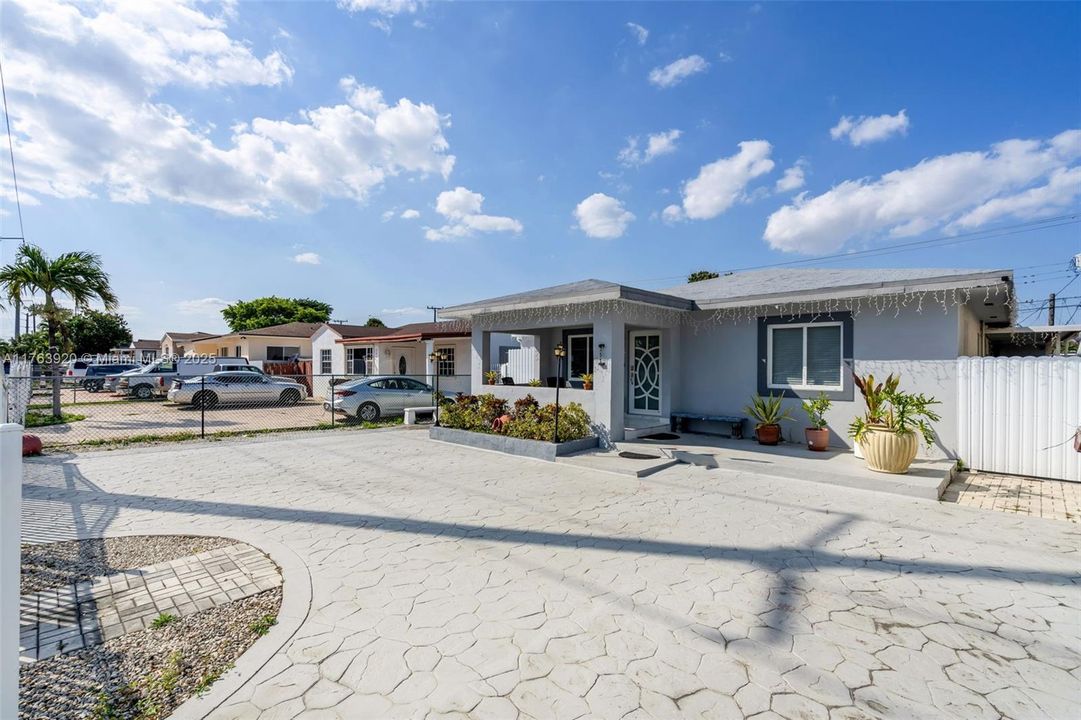 待售: $720,000 (4 贝兹, 3 浴室, 1404 平方英尺)