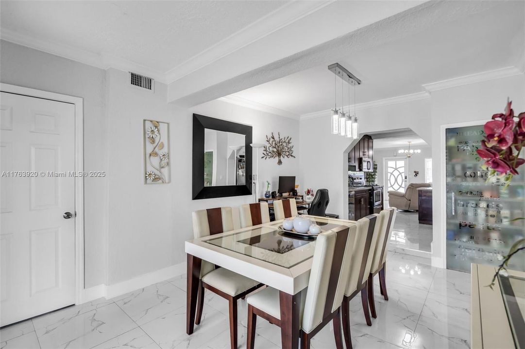 待售: $720,000 (4 贝兹, 3 浴室, 1404 平方英尺)