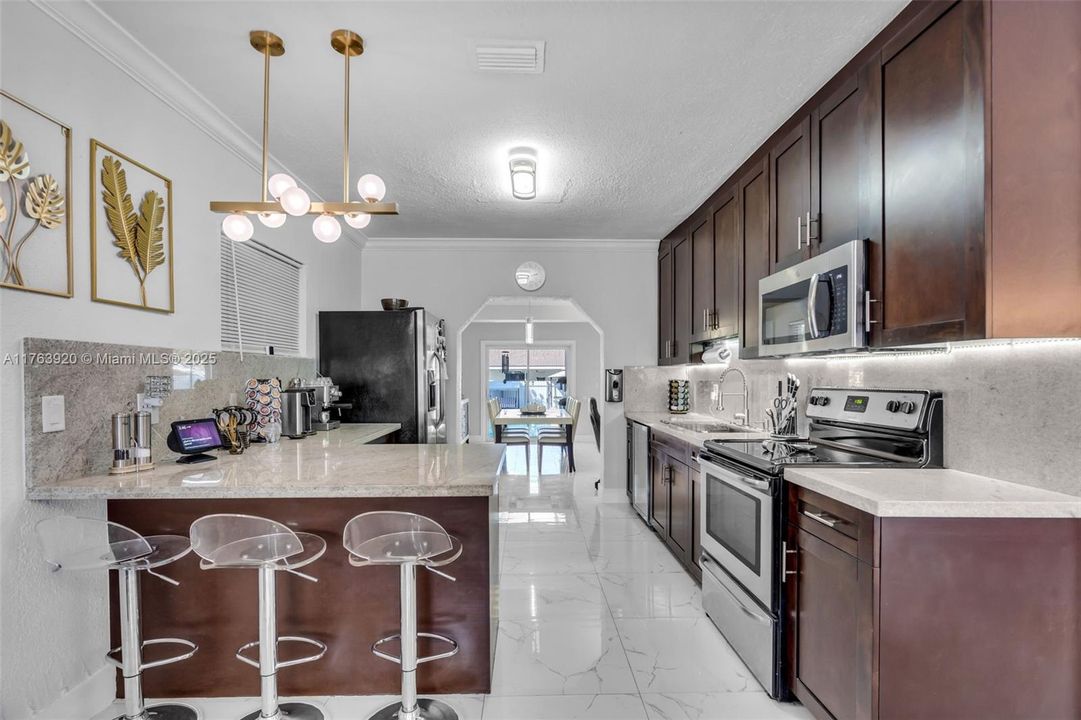 待售: $720,000 (4 贝兹, 3 浴室, 1404 平方英尺)