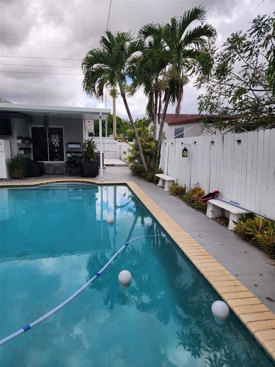 待售: $720,000 (4 贝兹, 3 浴室, 1404 平方英尺)