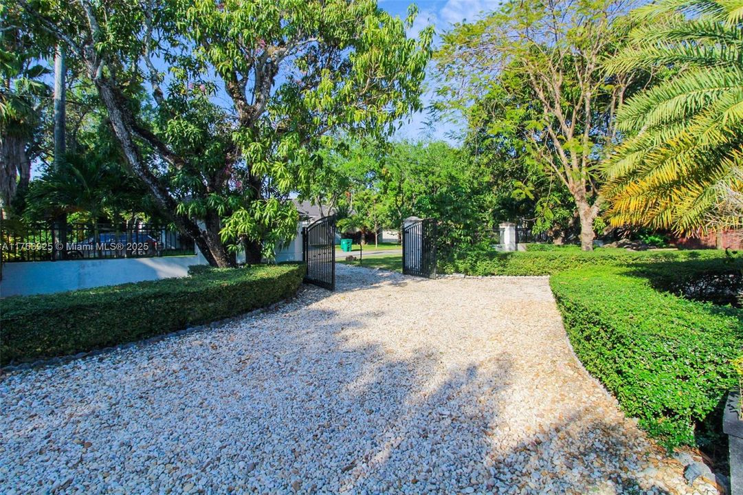 Recently Sold: $1,690,000 (4 beds, 5 baths, 3820 Square Feet)