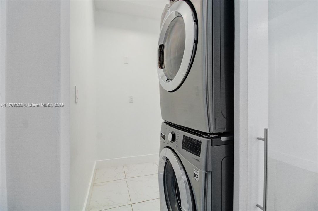 Recently Sold: $1,690,000 (4 beds, 5 baths, 3820 Square Feet)