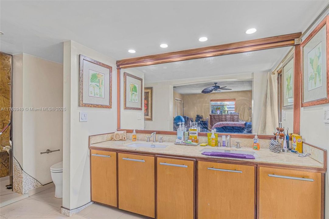 最近售出: $675,000 (4 贝兹, 2 浴室, 2208 平方英尺)