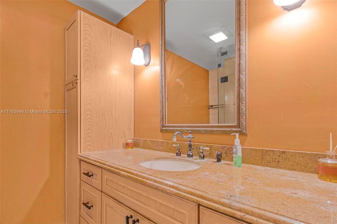 最近售出: $675,000 (4 贝兹, 2 浴室, 2208 平方英尺)