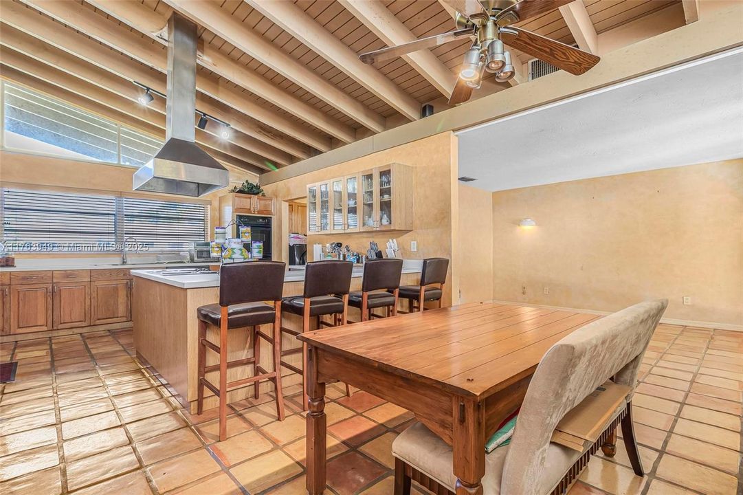 最近售出: $675,000 (4 贝兹, 2 浴室, 2208 平方英尺)