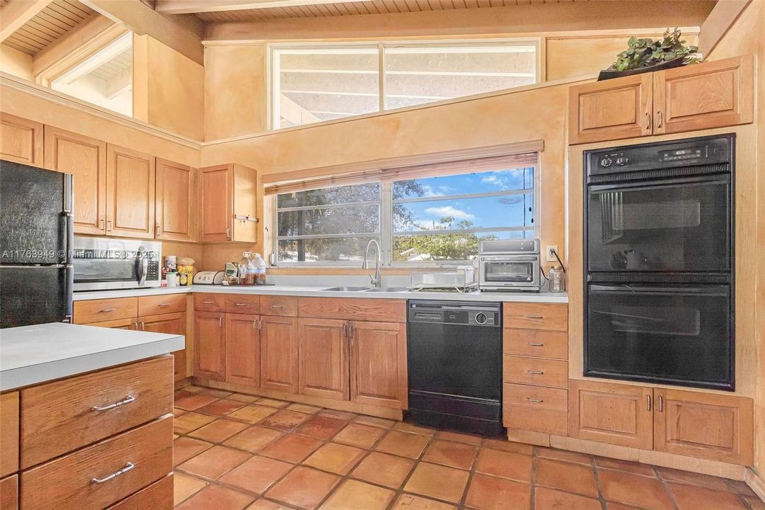 最近售出: $675,000 (4 贝兹, 2 浴室, 2208 平方英尺)