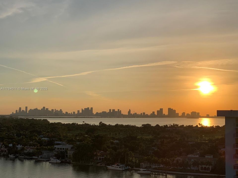 待售: $2,250,000 (2 贝兹, 2 浴室, 1556 平方英尺)