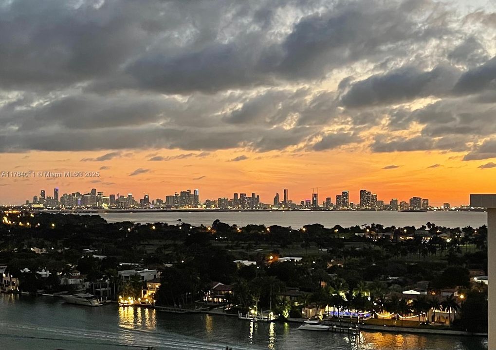 待售: $2,250,000 (2 贝兹, 2 浴室, 1556 平方英尺)