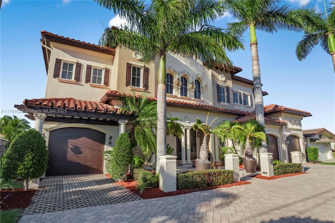 Vendido Recientemente: $3,380,000 (6 camas, 4 baños, 4322 Pies cuadrados)