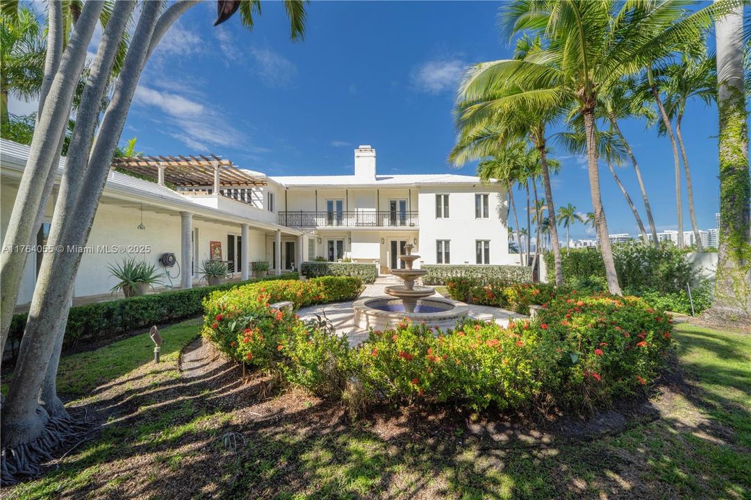 На продажу: $12,999,999 (6 спален, 5 ванн, 4642 Квадратных фут)