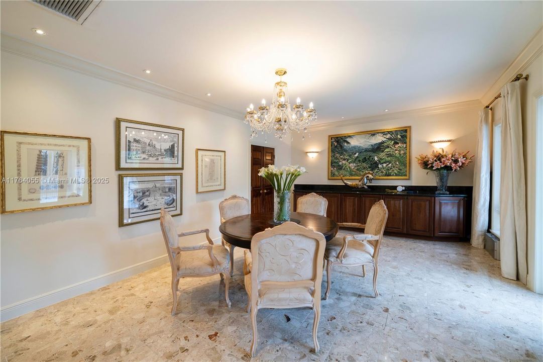 На продажу: $12,999,999 (6 спален, 5 ванн, 4642 Квадратных фут)