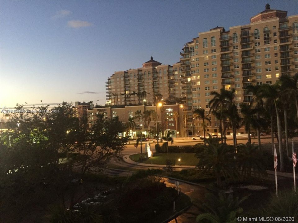 For Sale: $146,500 (1 beds, 1 baths, 341 Square Feet)