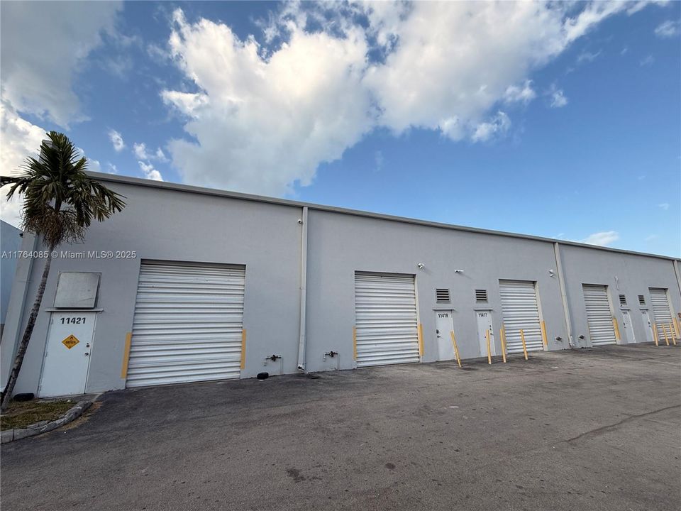 Street level rear loading for vehicles